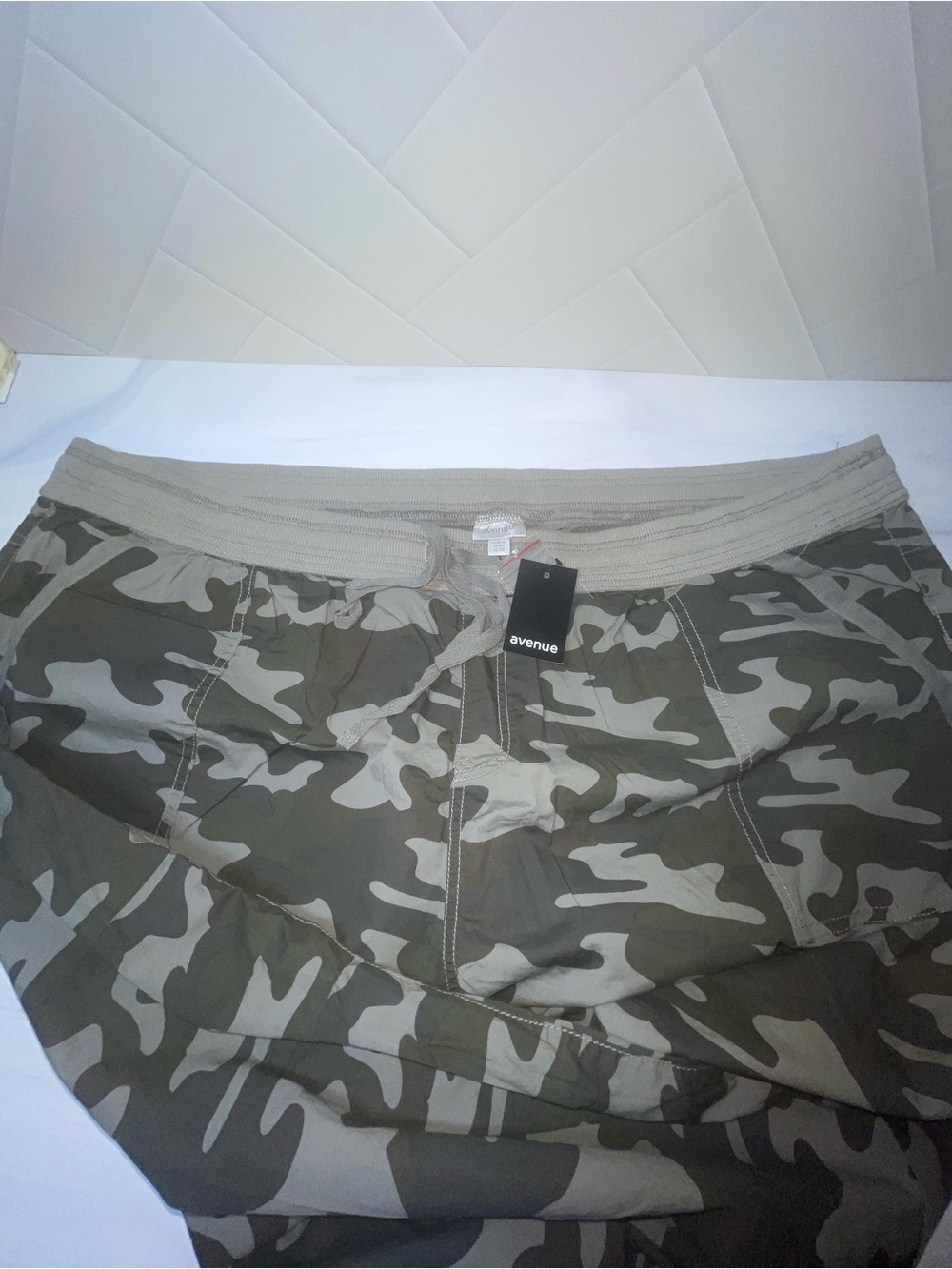 Avenue Khaki Camo Capri Pants Sz 26-28 New!